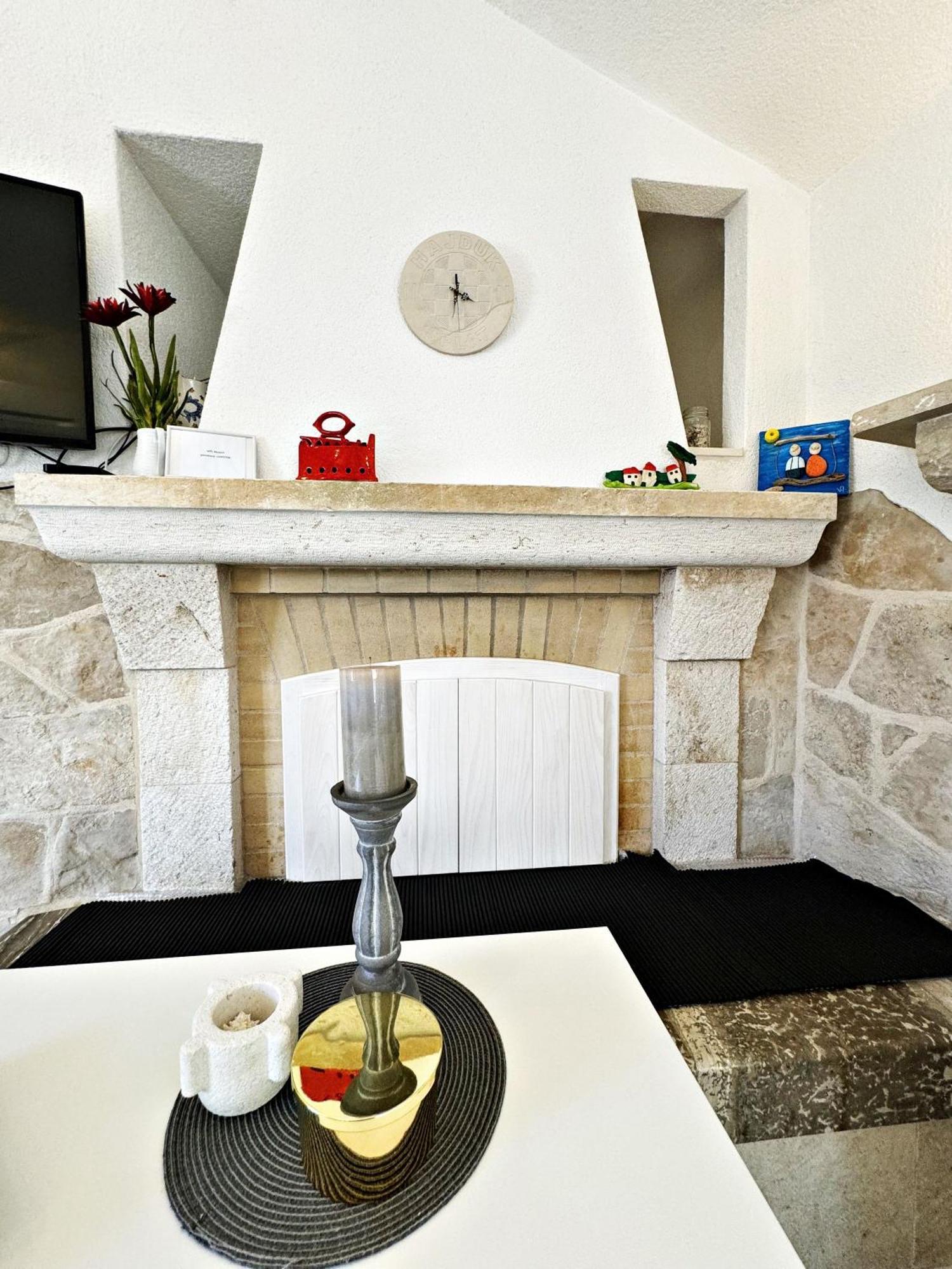 Studio Apartment Matoni Postira Eksteriør billede